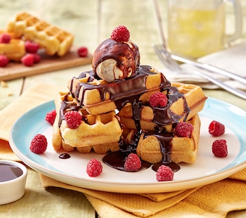 Waffle de chocolate con helado