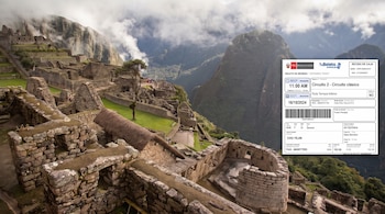 Ruinas de piedra de Machu Picchu entre montañas verdes y nubes, con un boleto de ingreso superpuesto en la parte derecha.