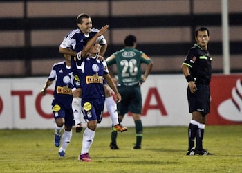 Irven Ávila celebra junto a