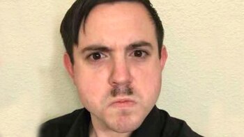 Condenaron a cuatro años de cárcel a un neonazi que se disfrazaba de Hitler y participó en el asalto al Capitolio