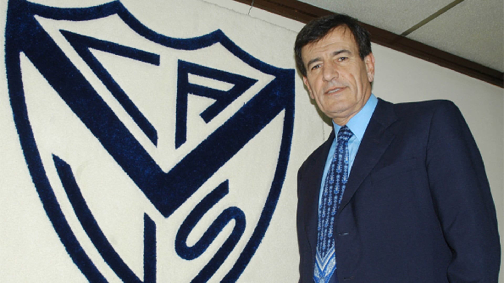 Gámez con el escudo de Vélez, durante su etapa de presidente del club de Liniers (Foto NA)