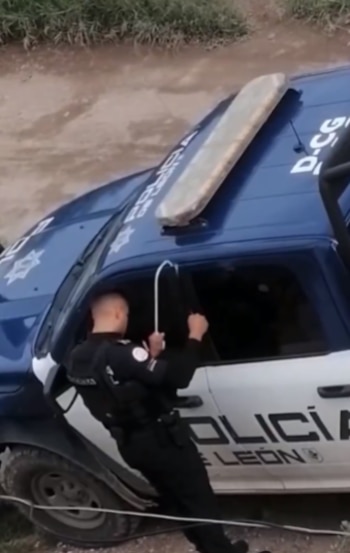 El agente habría acudido a un llamado ciudadano para detener a un hombre, pero terminó enfrentando dificultades para abrir el vehículo oficial. (Captura de pantalla)