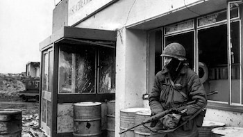 Un soldado monta guardia frente