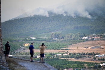 O incêndio em La Vall d'Uixò continua fora de controle e queimou mais de 4.300 hectares. (EFE/Andreu Esteban)