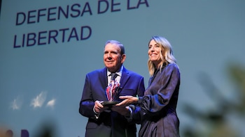 María Guardiola entrega a Edmundo González el Premio Defensa de la Libertad