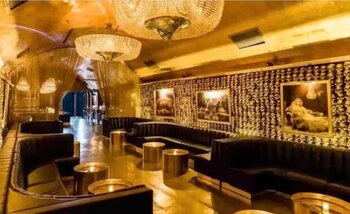 Varias de las instalaciones están diseñadas con un lujo excepcional, resaltando con detalles en oro que irradian elegancia y opulencia. (Supercar Blondie)