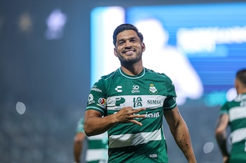 El delantero mexicano puso el primero para los verdiblancos en su sexta victoria al hilo.