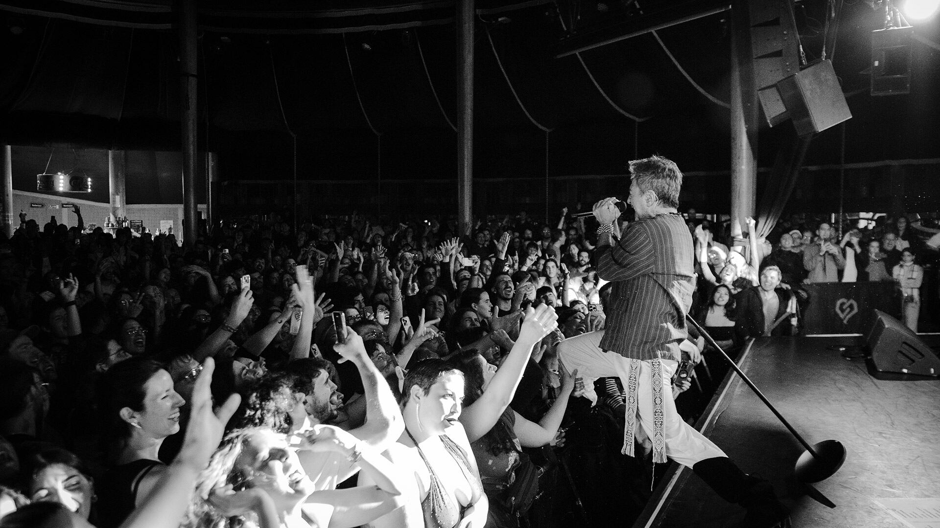 En Paris, Babasónicos llenó la sala Cabaret Sauvage (Crédito: @lonajulian)