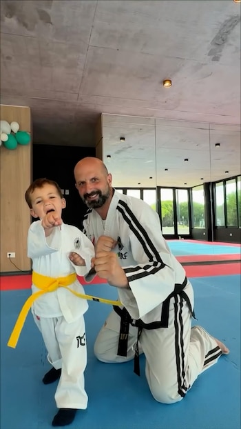 El pequeño Lucas junto a