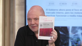 Carlos Rottemberg y el libro que refleja sus 50 años de productor: “El teatro siempre dialoga con la época”