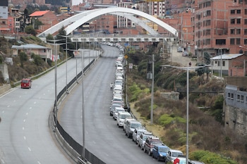 Filas kilométricas para comprar gasolina por los bloqueos en Bolivia