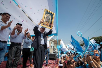 Rafael López Aliaga alza una