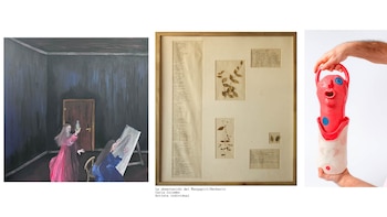 Tres obras de arte: una pintura de dos mujeres en una habitación oscura, un herbario enmarcado con plantas secas y texto, y una escultura cerámica roja y blanca