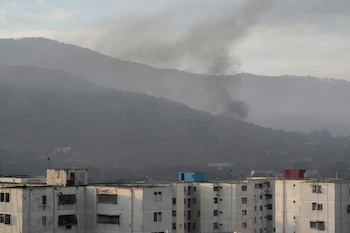 Columnas de humo se levantan