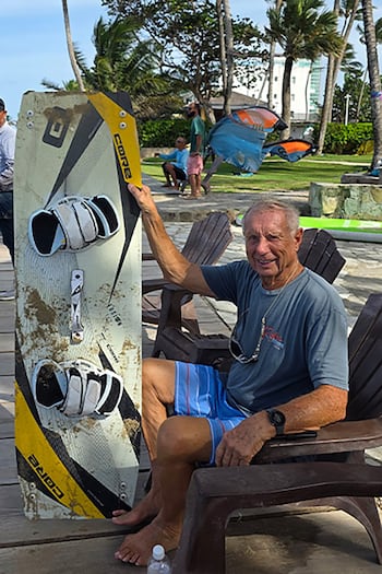 Rick Brackins, de 87 años, practicando kitesurf en el mar