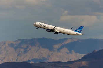 JetBlue aumenta tarifas por equipaje facturado tras el alza récord del precio del combustible para aviones en Estados Unidos (REUTERS/Mike Blake/File Photo)