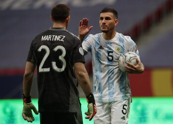 Leandro Paredes ya quedó descartado para el partido contra Uruguay (Foto: REUTERS)