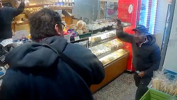 “¡Dame la plata o te pego un tiro!“: la pesadilla de 19 segundos que vivieron los empleados de una panadería durante un robo