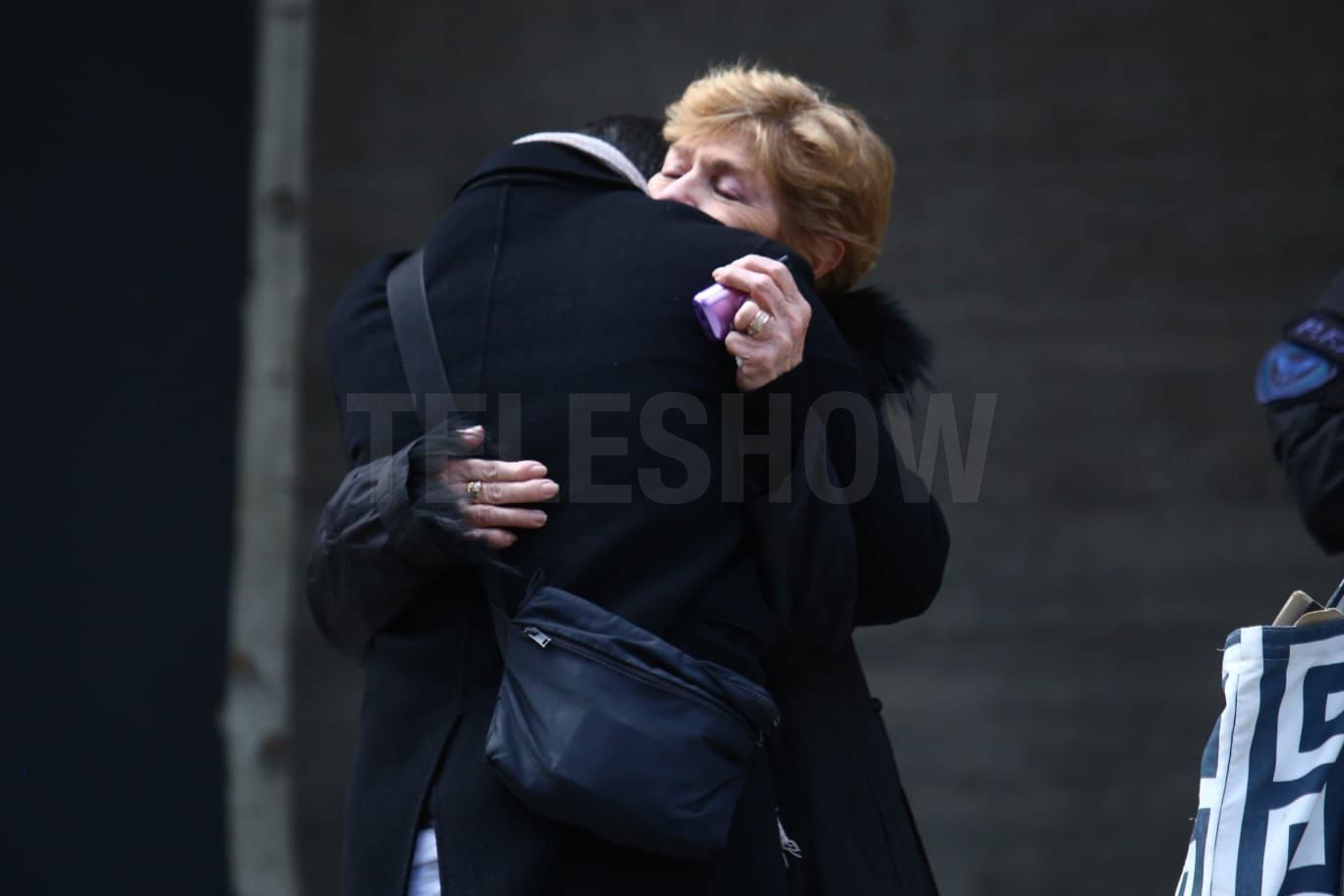El conmovedor abrazo de Cristina Seoane con Alejo Duek, su yerno, esposo de Maggie Gelblung