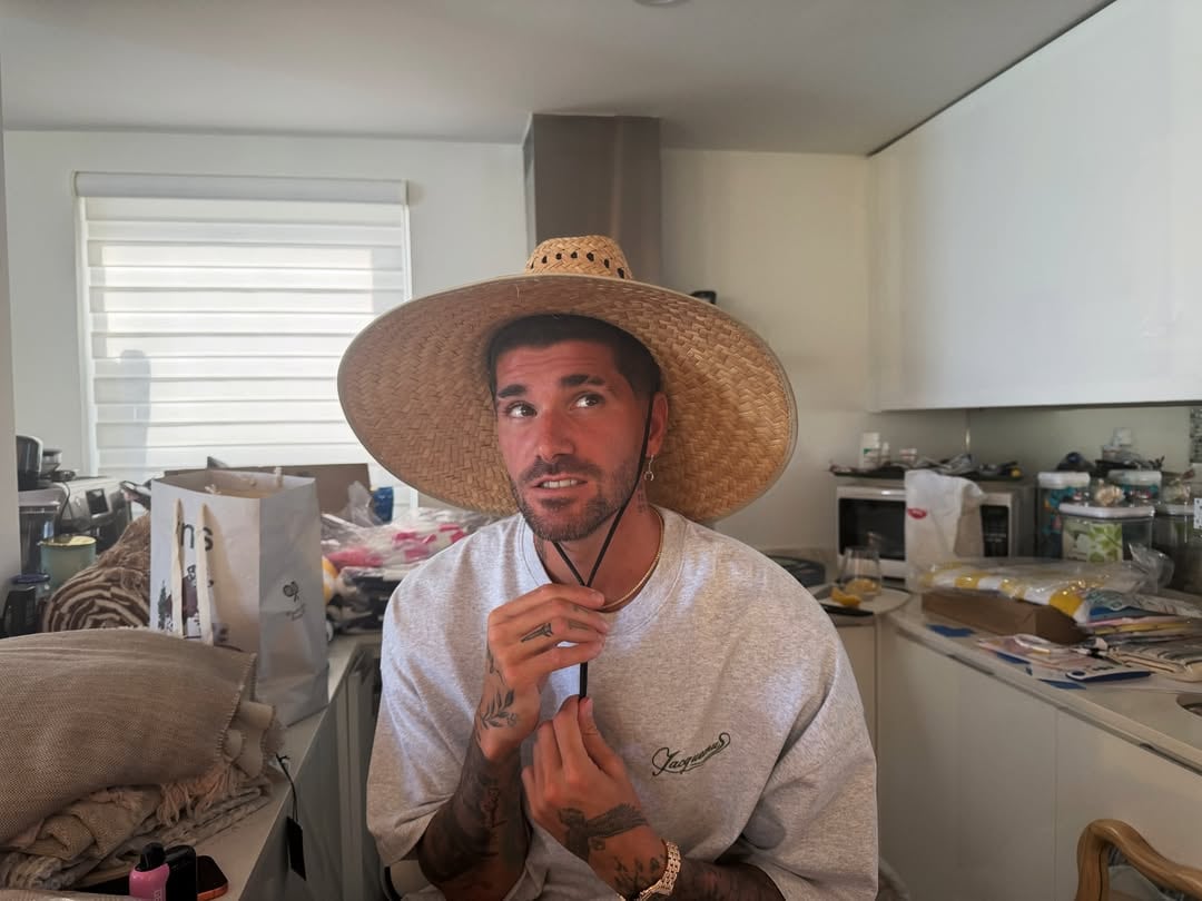 Rodrigo De Paul en casa, con sombrero de paja: una imagen doméstica que Tini eligió para el saludo