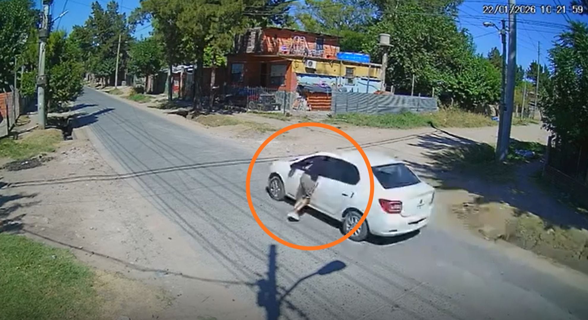 El momento en el que las cámaras de seguridad captaron cómo el ladrón fue arrastrado por el conductor