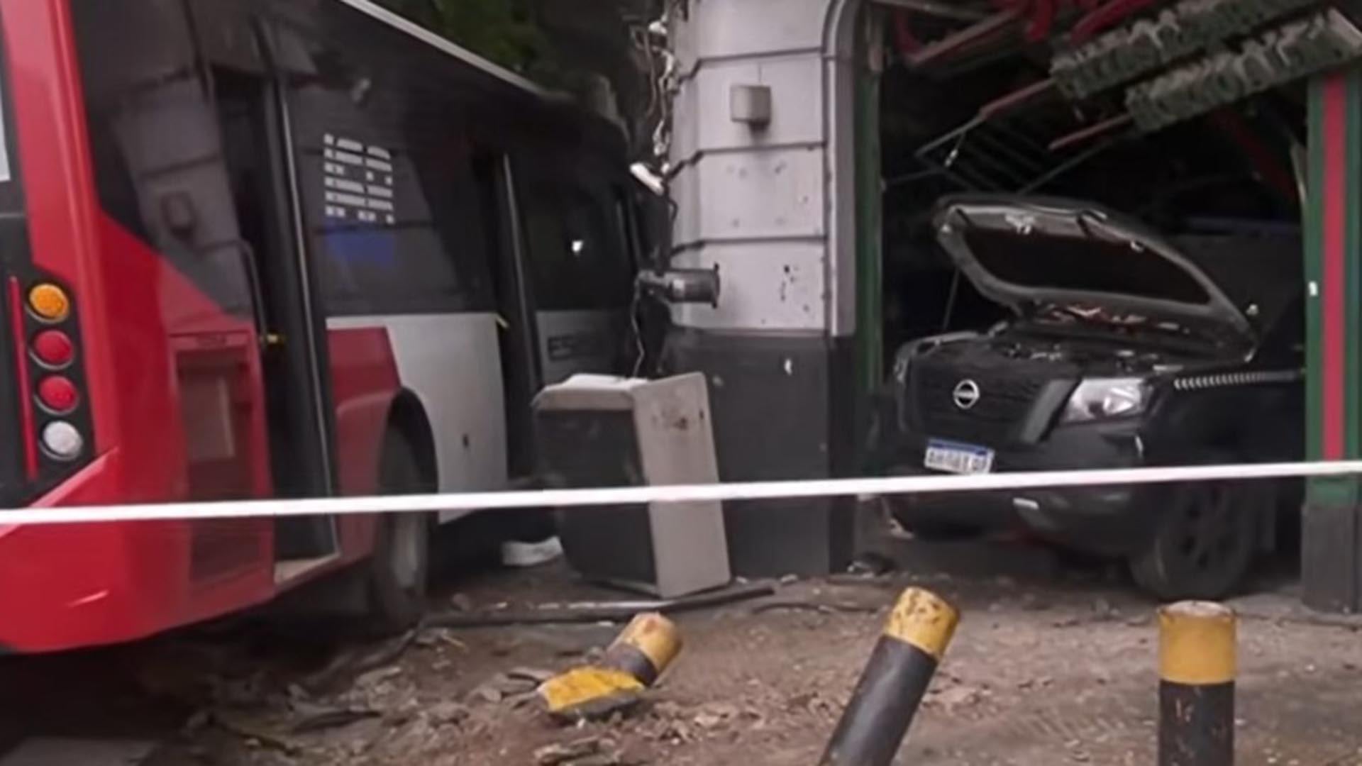 Violento choque en el barrio de Constitución: un colectivo ...