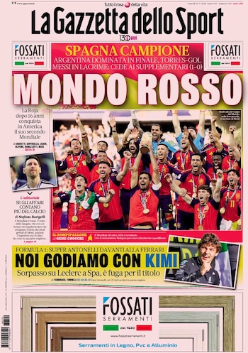 Portada de La Gazzetta dello Sport con titular principal de fútbol, jugadores de España levantando un trofeo, Lionel Messi, y titular de Fórmula 1 con piloto
