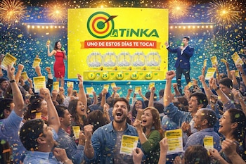 Público celebra con boletos de lotería, dos presentadores en escenario con pantalla gigante de La Tinka, máquinas de sorteo, números y confeti.