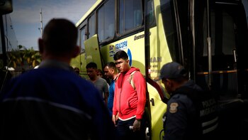 Autobús con migrantes se accidenta