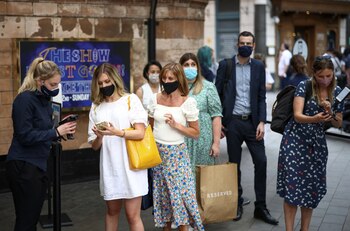 Personas hacen cola para el espectáculo del West End 'The Show Must Go On' en el Palace Theatre en Londres, Gran Bretaña, el 2 de junio de 2021. REUTERS / Henry Nicholls