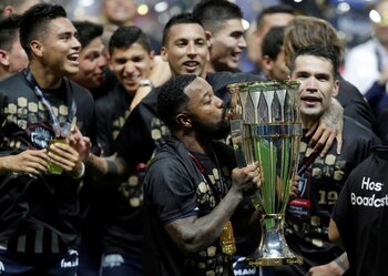Foto de archivo. Dorlan Pabón besa el trofeo tras ganar la Liga de Campeones de la Concacaf y que le dio el pase al Mundial de Clubes. Estadio BBVA, Monterrey, México. 1 de mayo de 2019.
REUTERS/Daniel Becerril
