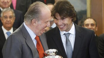 Juan Carlos bromea con Rafael