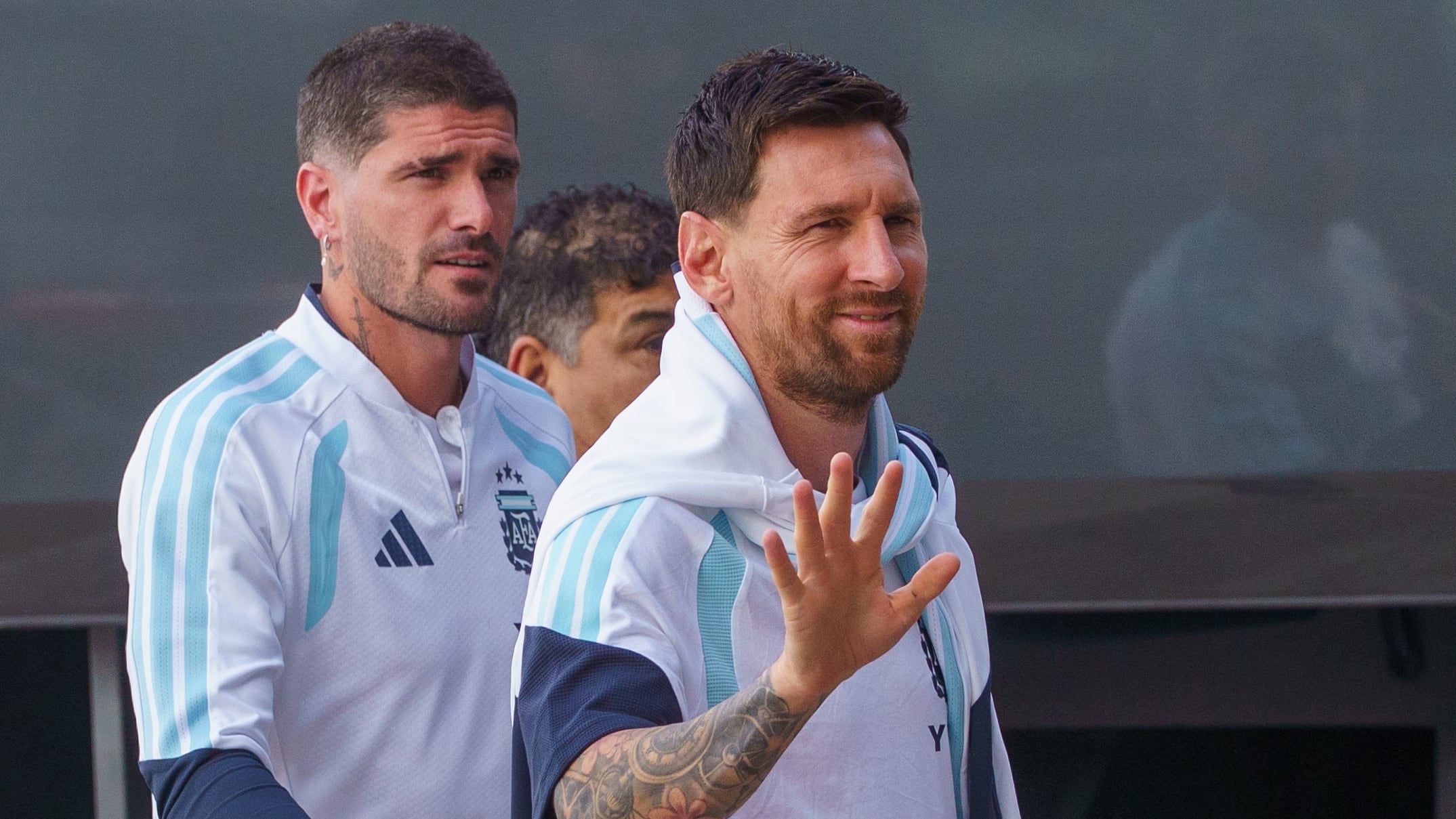 Lionel Messi, con Rodrigo De Paul detrás, saluda durante un entrenamiento de Argentina en Elche, España, el 13 de noviembre de 2025. (AP Foto/Alberto Saiz)