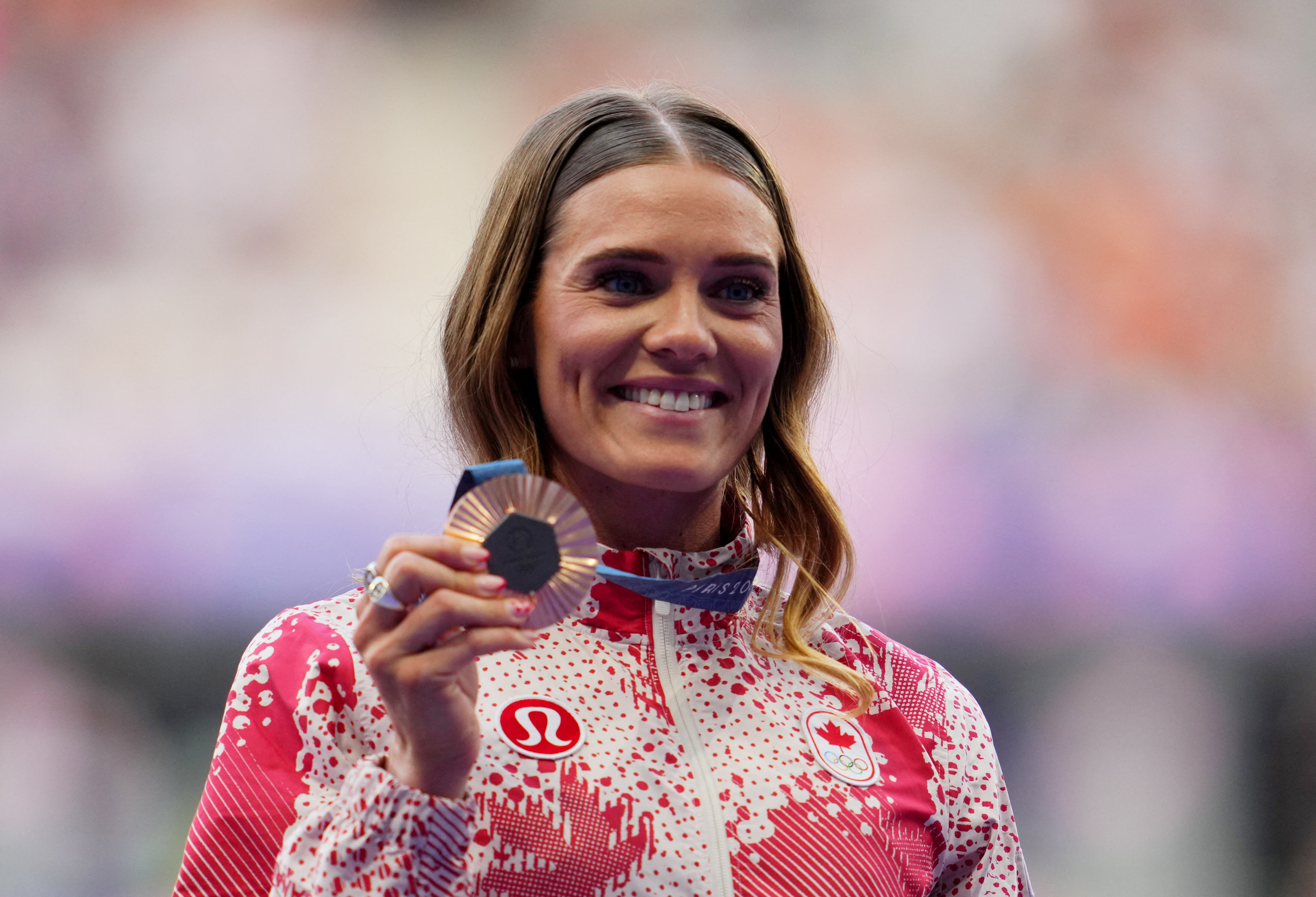 Newman posa con su medalla de bronce (REUTERS/Aleksandra Szmigiel)