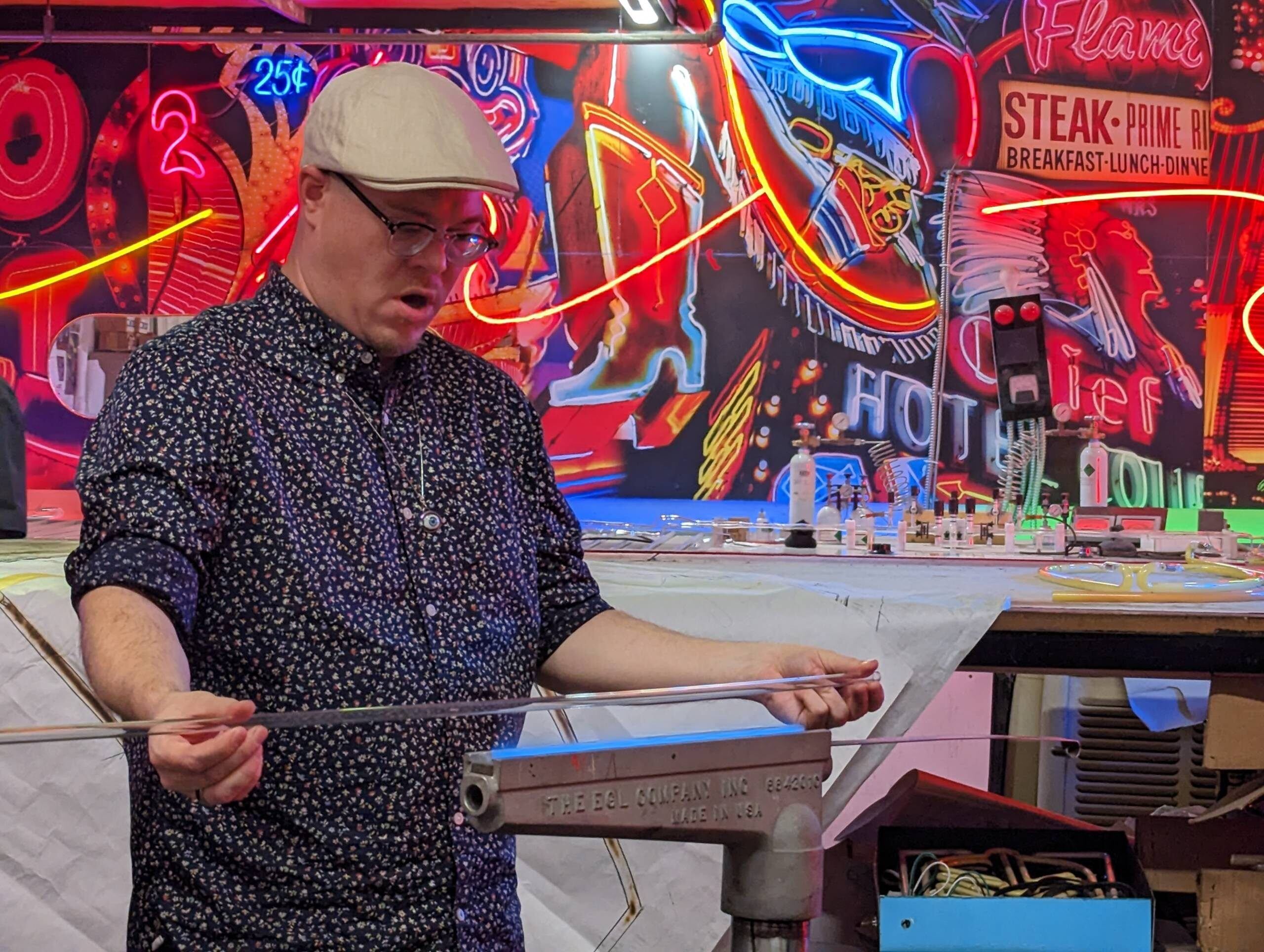 Un artesano del Museum of Neon Art (MONA), en Glendale, California, moldea tubos de vidrio durante una demostración pública del proceso de fabricación de letreros neón.