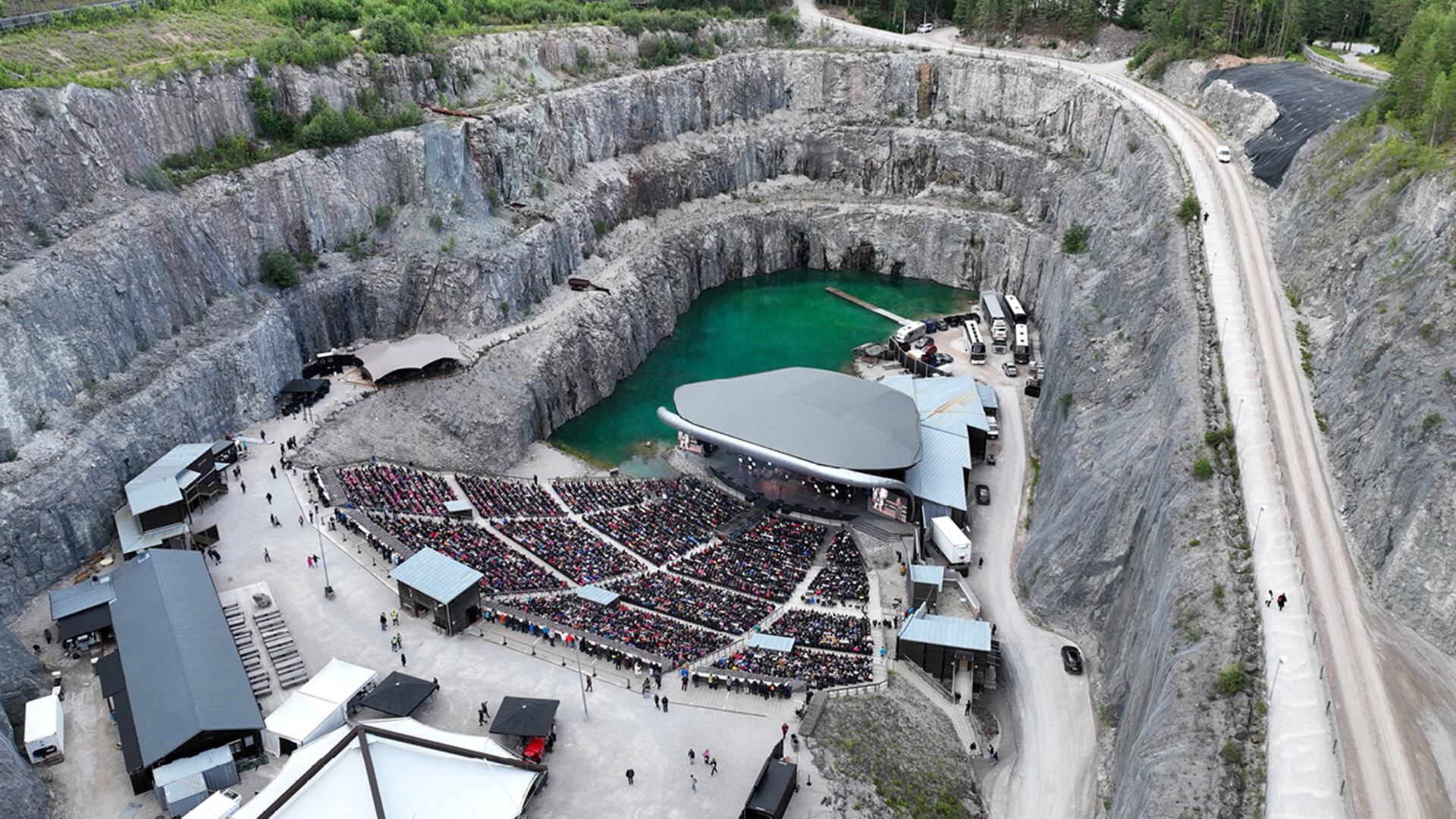 En una antigua cantera rodeada de bosque y agua, Dalhalla ofrece una experiencia musical única gracias a su entorno natural y su acústica excepcional