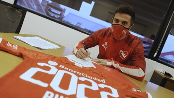 Fabricio Bustos acaba de extender