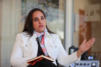 La presidenta de la Revolución Ciudadana (RC), Gabriela Rivadeneira, habla en una entrevista con EFE este martes, en Quito (Ecuador). EFE/ José Jácome