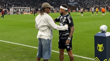 El abrazo que no pasó desapercibido: André Carrillo y Neymar se reencontraron antes del clásico en el Brasileirao