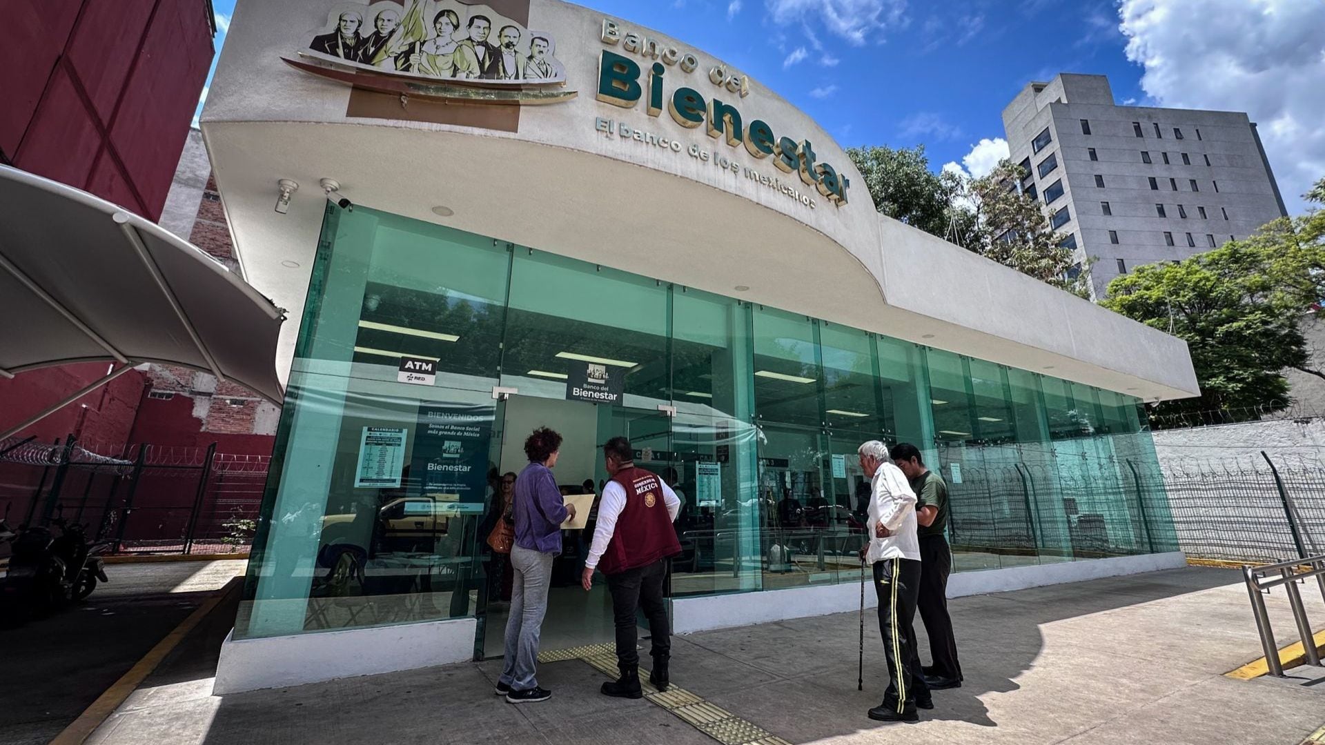 Los beneficiarios de la pensión pueden retirar su dinero sin comisión en sucursales del Banco del Bienestar. (FOTO: ANDREA MURCIA /CUARTOSCURO.COM)