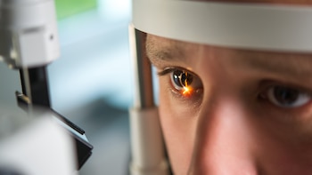 Así es el queratocono, la enfermedad que pone los ojos con forma de cono y provoca visión borrosa: causas, síntomas y tratamiento