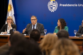 La ministra de Salud Pública de Uruguay, Cristina Lustemberg, junto a su par de Economía, Gabriel Oddone, y de Industria, Fernanda Cardona (Presidencia)