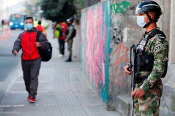 Un soldado vigila las calles