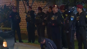 La Policía incautó una pistola con número de serie erradicada durante el operativo, mientras continúan las investigaciones sobre el accionar de la banda Los Malditos del Sur - Créditos: Captura de pantalla de Latina.