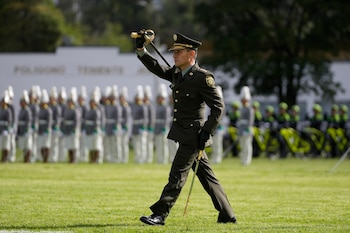 ARCHIVO - El director de la Policía colombiana, el general Henry Sanabria, desfila durante su ceremonia de juramento en Bogotá, Colombia, el 19 de agosto de 2022. El presidente colombiano, Gustavo Petro, relevó el 12 de abril de 2023 a Sanabria como mando policial, quien había emitidos declaraciones sobre practicar exorcismos para capturar fugitivos. (AP Foto/Fernando Vergara, Archivo)