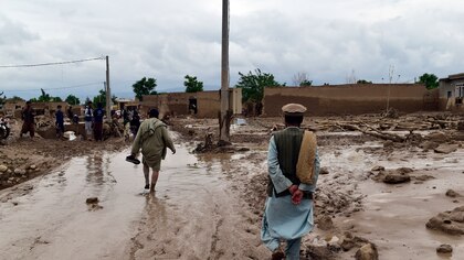 Devastadoras inundaciones en Afganistán: reportan al menos 300 muertos