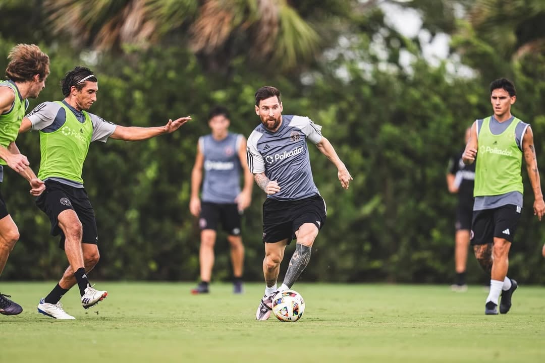 Giovanni Ferraina, ex Inter Miami, firmando su contrato con Club Almirante Brown, oficializando su transferencia (Imagen Ilustrativa Infobae)