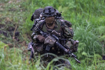 Un soldado japonés entrena durante