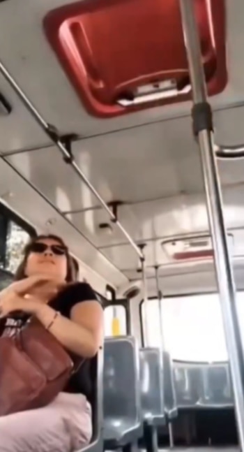 El video muestra el momento en que un reclamo por una parada termina con insultos y amenazas de llamar a la policía.
