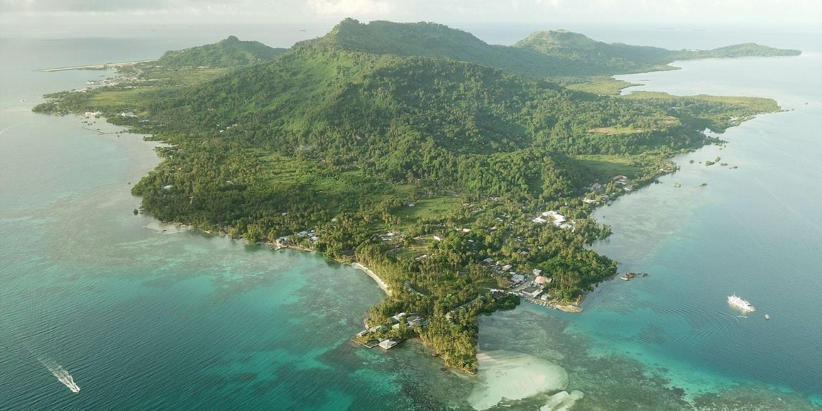 Entre historia sumergida y selva virgen: así es Weno, la remota isla volcánica que sorprende por su vitalidad y legado